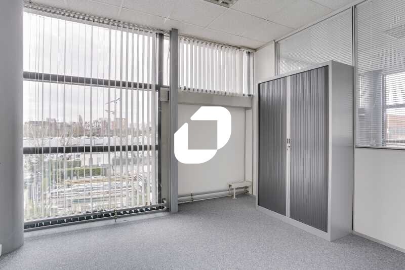 Light Industrial in Nanterre to rent - Interior Photo - Image 3 of 7