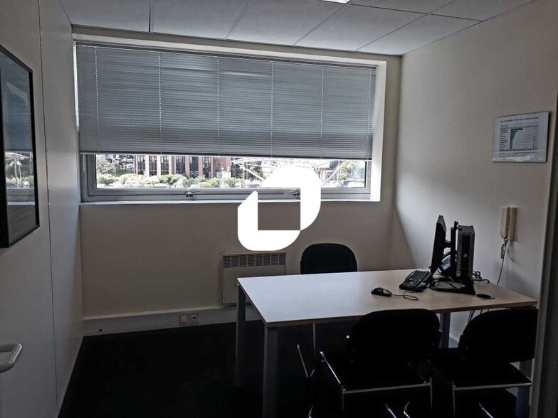 Office in Franconville to rent - Interior Photo - Image 2 of 4