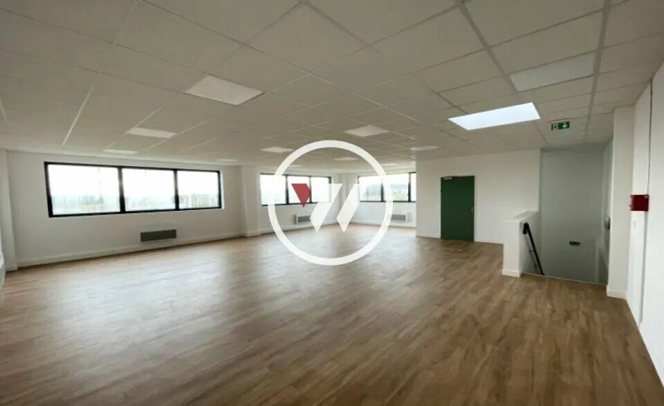 Light Industrial in Persan for sale - Interior Photo - Image 3 of 7