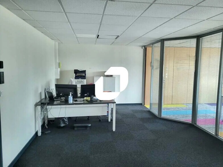 Office in Mérignac to rent - Interior Photo - Image 2 of 13
