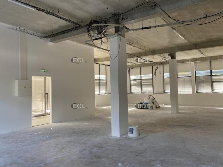 Light Industrial in Sucy-en-Brie to rent - Building Photo - Image 2 of 7