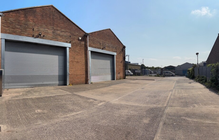 Flowers Hill Trading Estate, Bristol to rent - Building Photo - Image 3 of 9