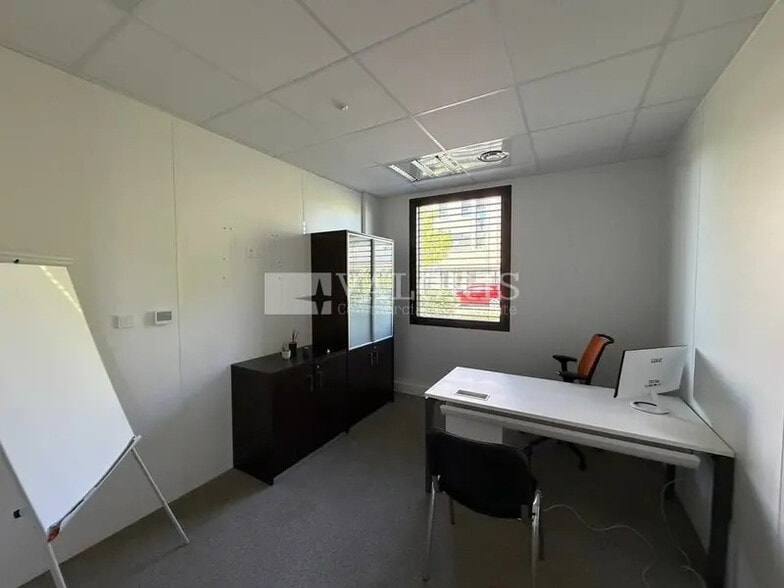 314 Allée Des Noisetiers, Limonest to rent - Interior Photo - Image 3 of 7