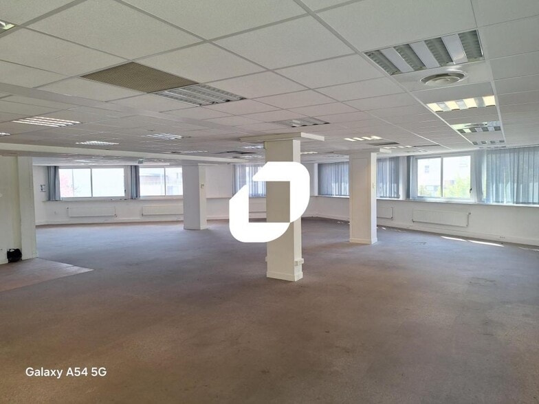 Office in Issy-les-Moulineaux to rent - Interior Photo - Image 2 of 9