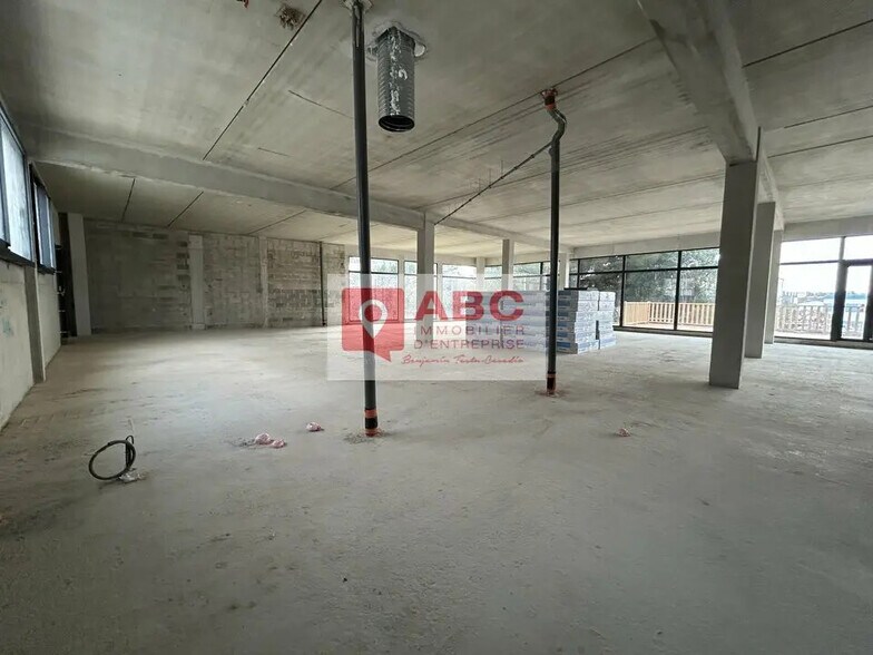 Retail in Lattes to rent - Building Photo - Image 3 of 5