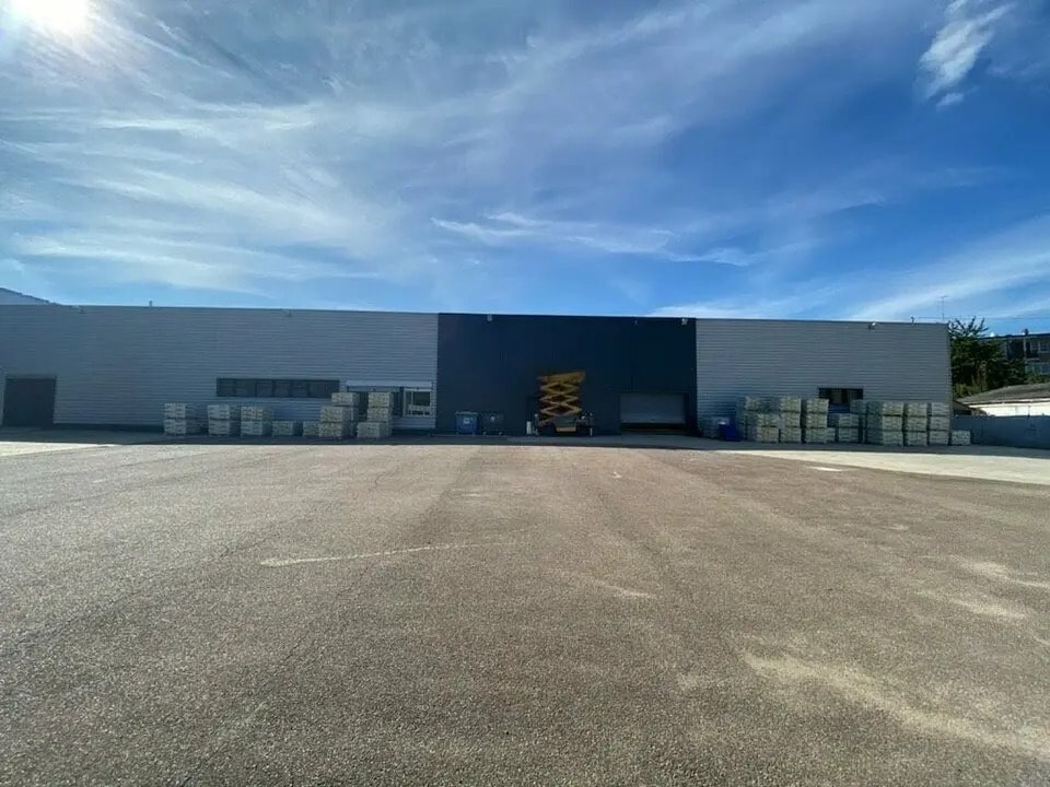 Location Local d'activités 986 m² - Photo 1