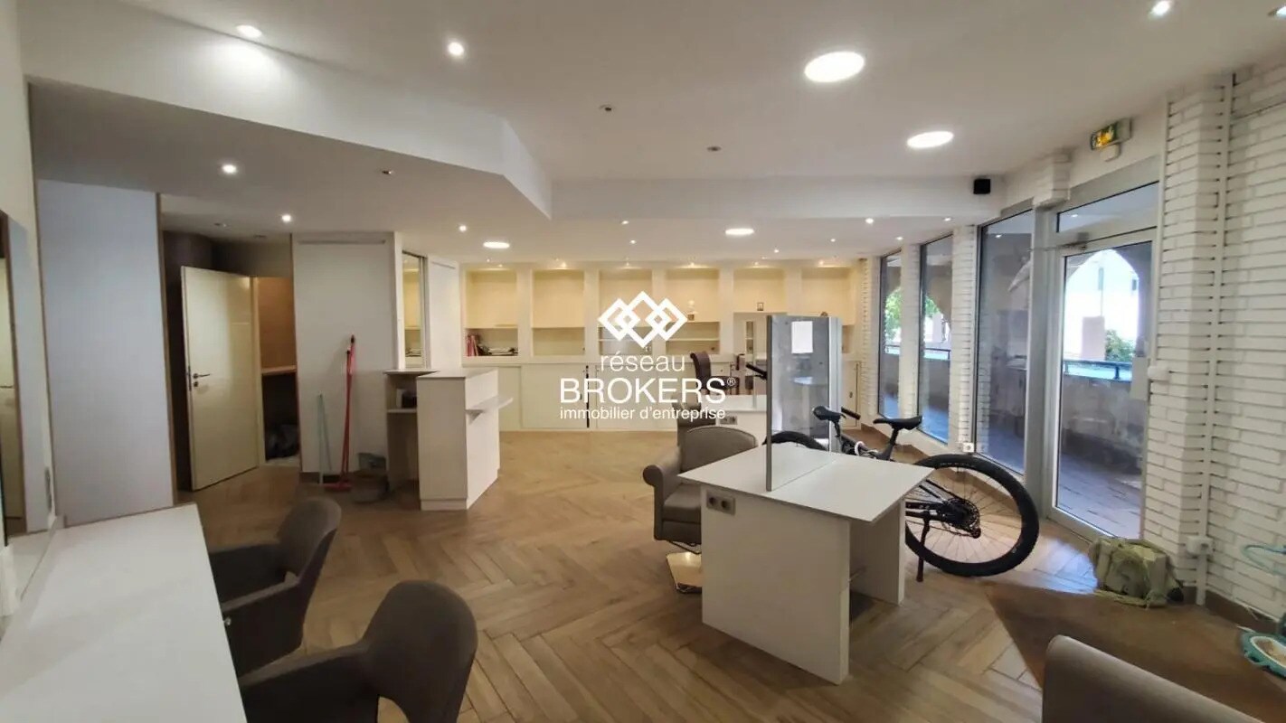 Retail in Annecy for sale Interior Photo- Image 1 of 9