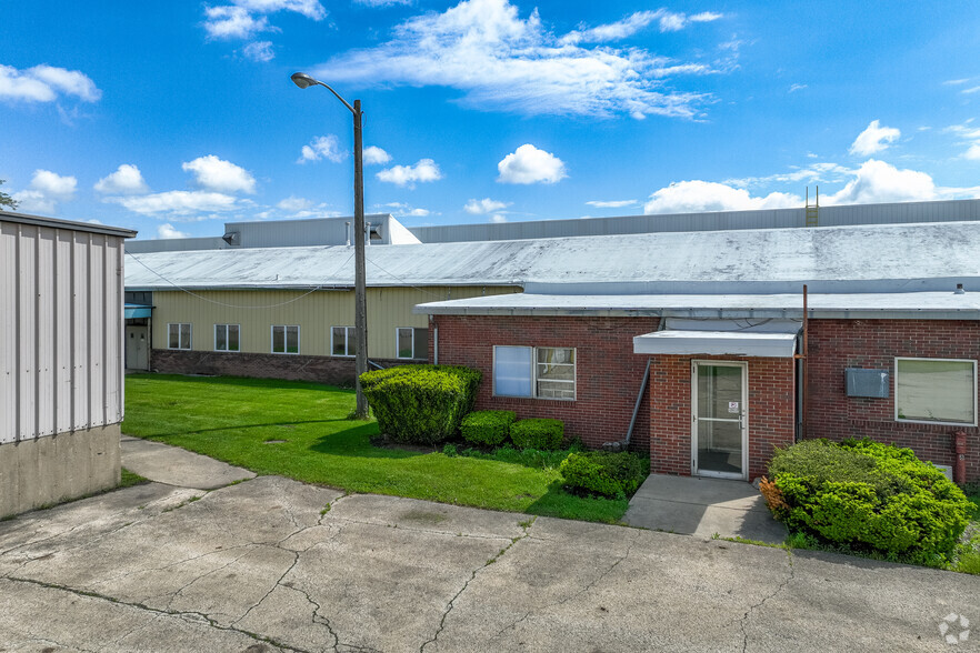 1900 Pleasant St, Dekalb, IL for rent - Building Photo - Image 3 of 25