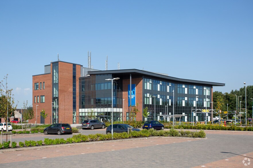 Glaisher Dr, Wolverhampton to rent - Building Photo - Image 3 of 7