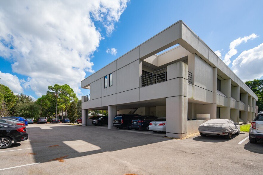 43 Barkley Cir, Fort Myers, FL for rent - Building Photo - Image 3 of 8