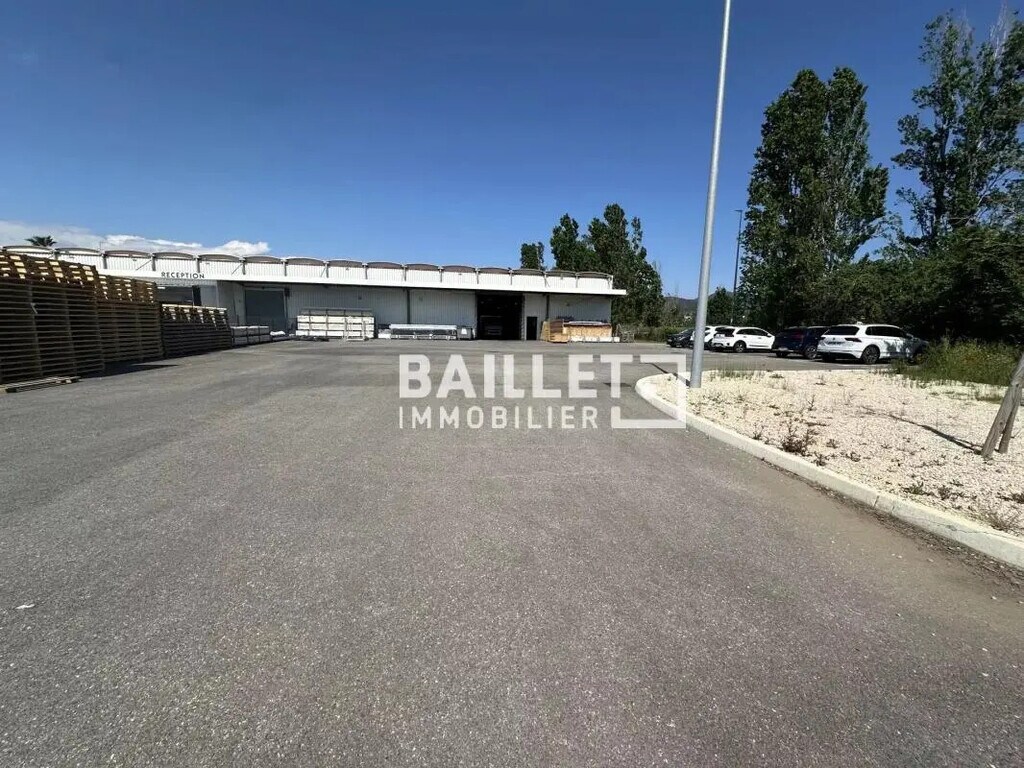 Location Entrepôt 1 330 m² - Photo 1