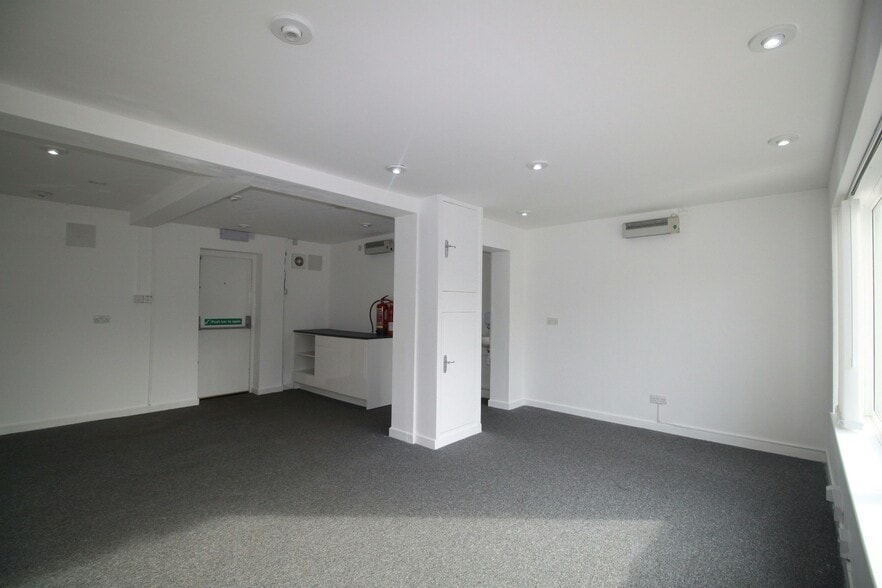 89 Crown Way, Leamington Spa to rent - Building Photo - Image 3 of 9