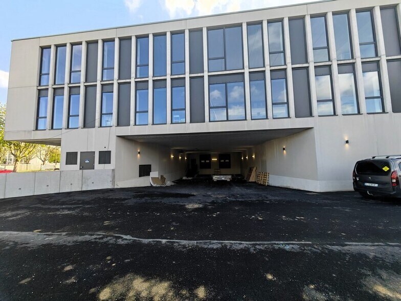 Industrial in Noisy-le-Grand to rent - Building Photo - Image 2 of 13