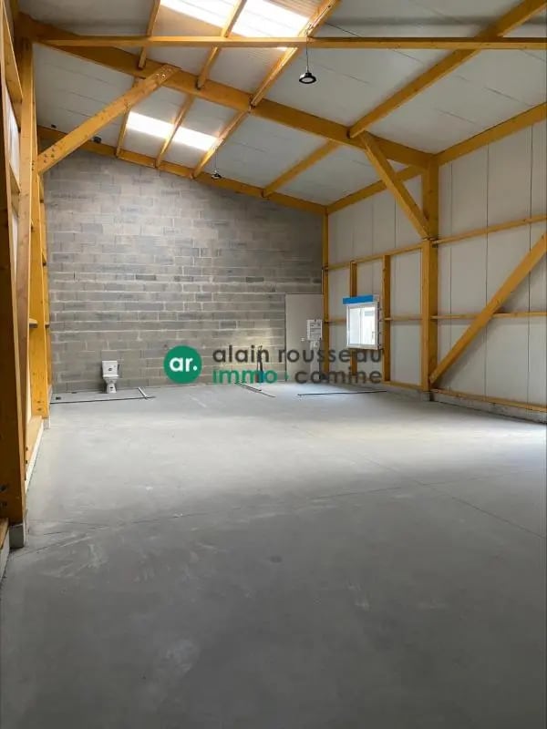 Location Local d'activités 230 m² - Photo 1