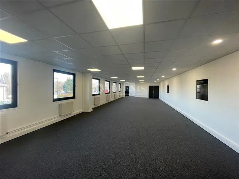 Office in Lisses to rent - Interior Photo - Image 3 of 3