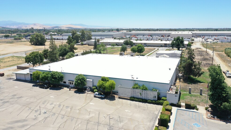 167 W Poplar Ave, Porterville, CA for sale - Building Photo - Image 1 of 1