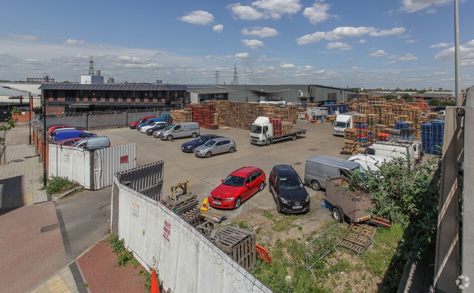 Lanrick Rd, London to rent - Primary Photo - Image 1 of 2