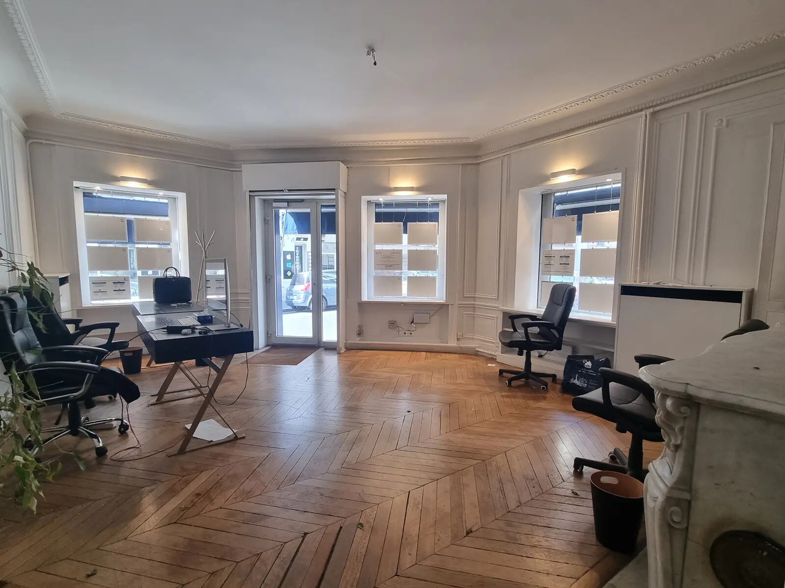 Retail in Paris for sale Interior Photo- Image 1 of 6