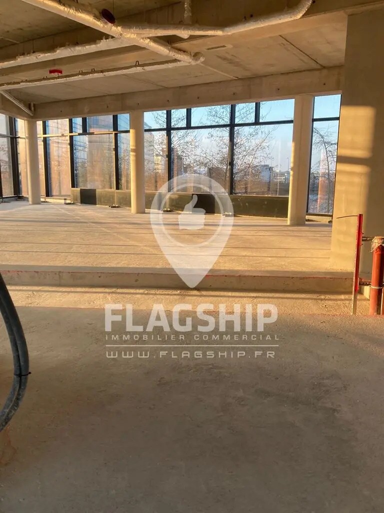 Retail in Puteaux to rent Interior Photo- Image 1 of 3