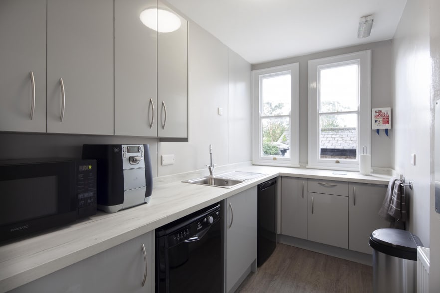 Trevenson Ln, Pool to rent - Interior Photo - Image 3 of 13