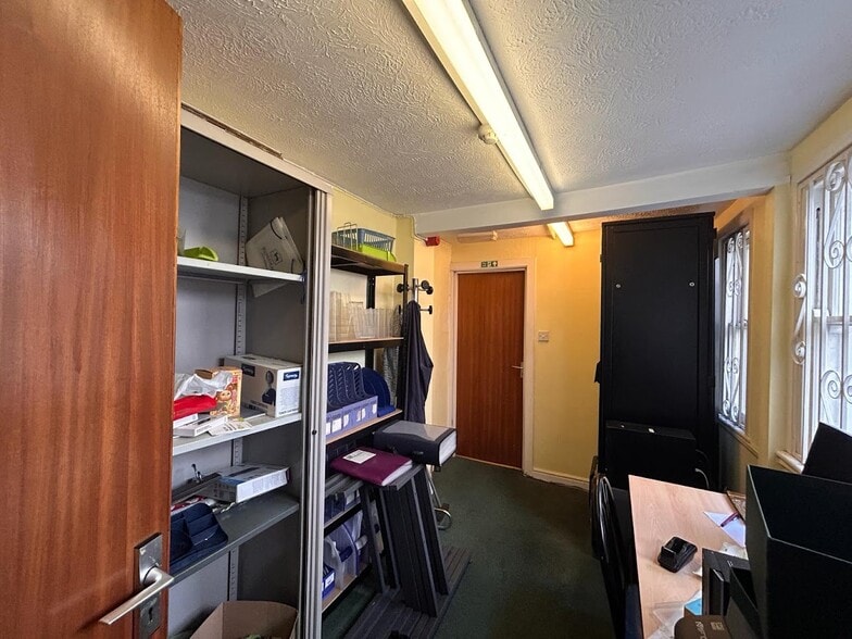 34 Queens Rd, Brighton to rent - Interior Photo - Image 1 of 8