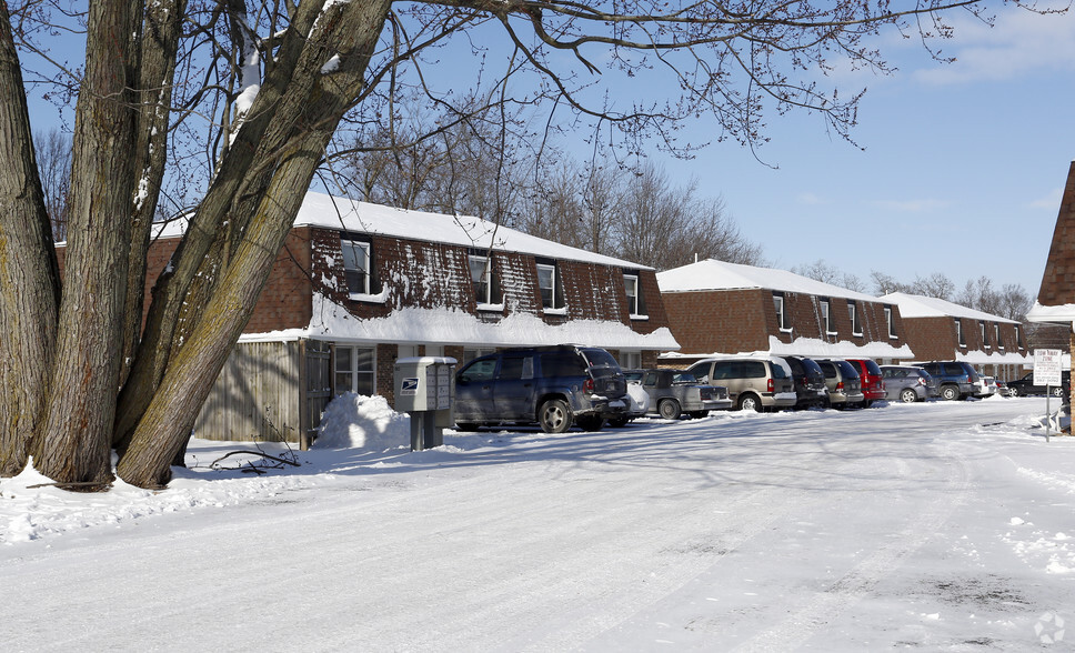 222 W Centennial Ave, Muncie, IN for sale - Primary Photo - Image 1 of 4