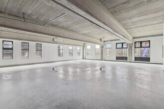 Light Industrial in Nanterre to rent Interior Photo- Image 1 of 9