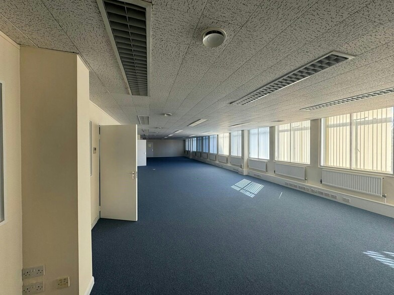 Mount Pleasant Rd, Barnet to rent - Building Photo - Image 2 of 13