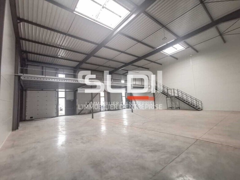 Light Industrial in Villefontaine to rent - Interior Photo - Image 3 of 10