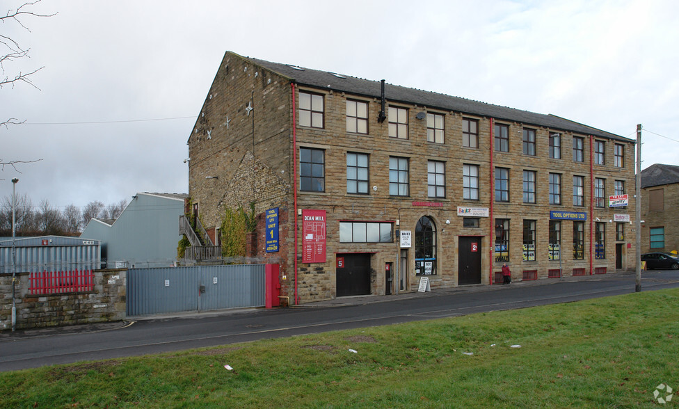 Plumbe St, Burnley for rent - Building Photo - Image 2 of 5