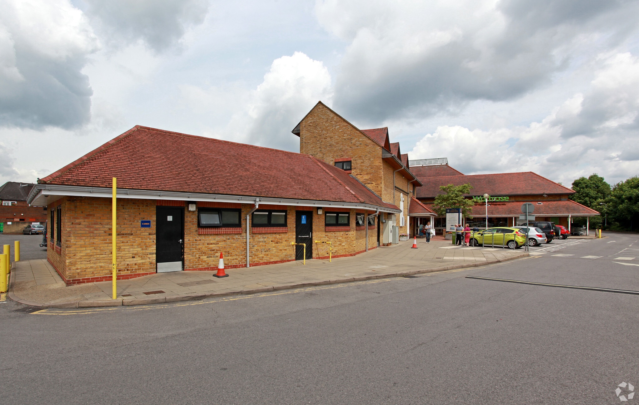 Bewsey St, Walton On Thames to rent Primary Photo- Image 1 of 10