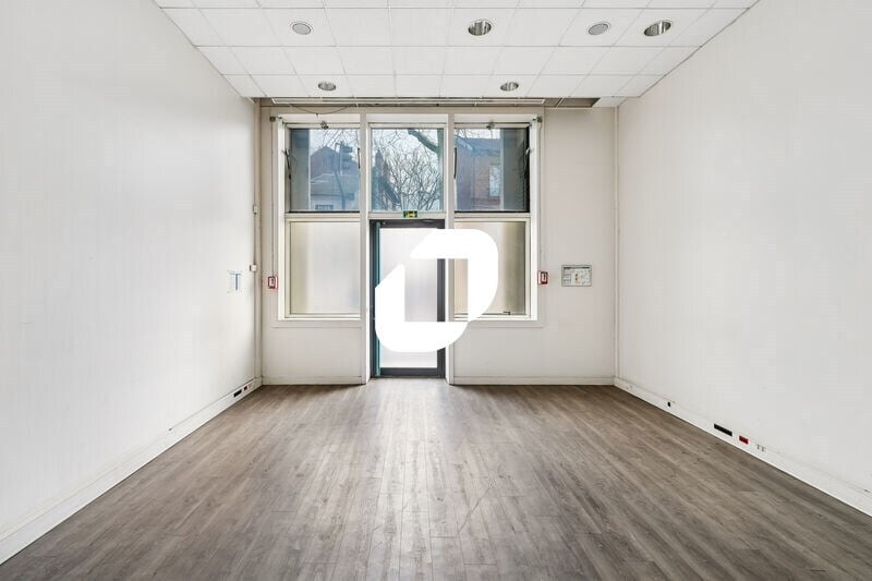 Industrial in Colombes to rent - Interior Photo - Image 2 of 16