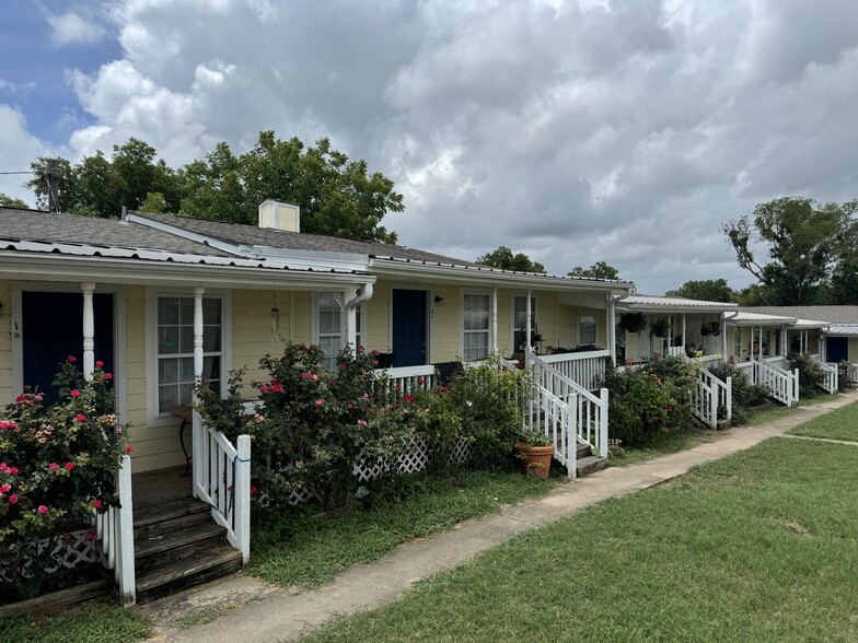 304-330 S Hill St, Burnet, TX for sale - Building Photo - Image 3 of 7