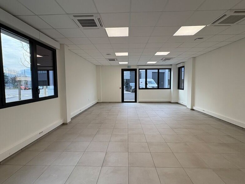Light Industrial in OULLINS-PIERRE-BÉNITE to rent - Interior Photo - Image 2 of 5