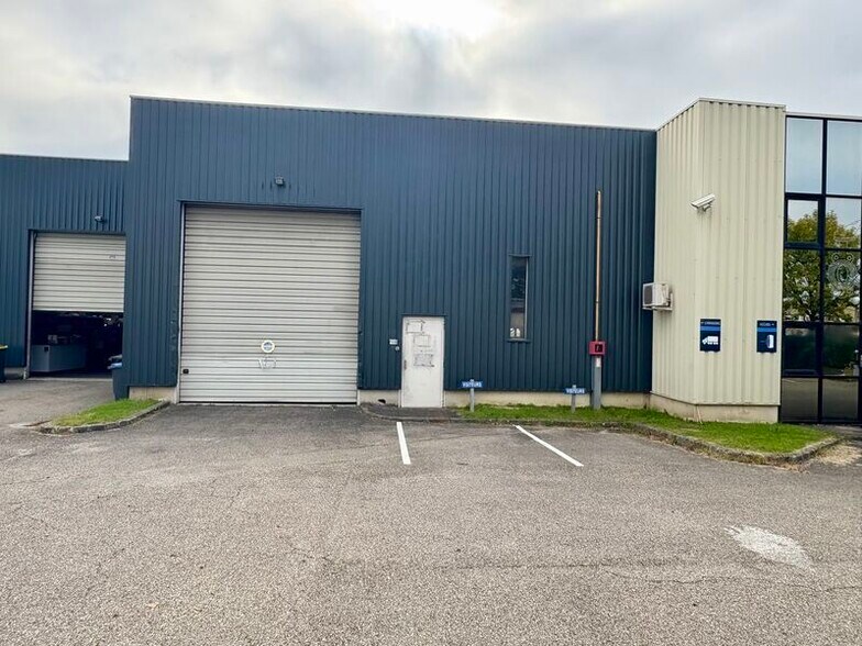 Light Industrial in Genas to rent - Building Photo - Image 2 of 13