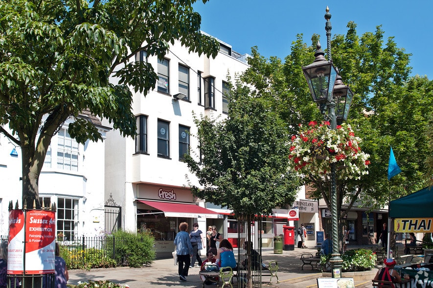 Carfax, Horsham to rent - Building Photo - Image 2 of 3