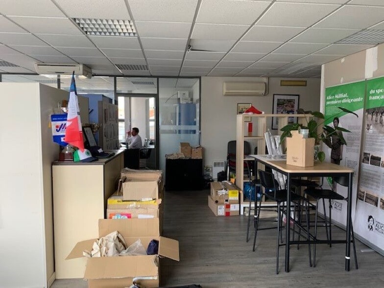 Office in Colombes to rent - Building Photo - Image 3 of 7