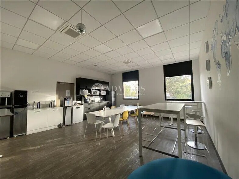 Light Industrial in Gennevilliers to rent - Interior Photo - Image 2 of 6
