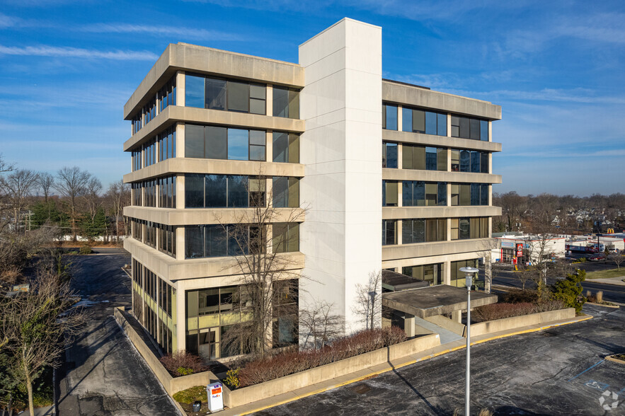 600 W Cuthbert Blvd, Westmont, NJ for rent - Building Photo - Image 1 of 5