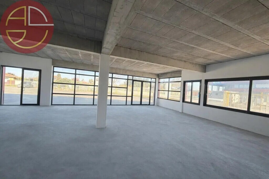 Location Commerce 450 m² - Photo 1