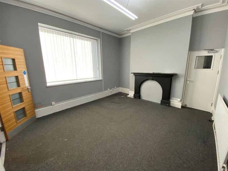 10-12 Queen Victoria Rd, Llanelli for sale - Interior Photo - Image 3 of 8