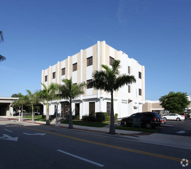 2069 1st St, Fort Myers, FL for rent - Primary Photo - Image 1 of 9