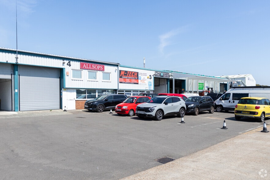 Meadow Rd, Worthing to rent - Building Photo - Image 3 of 4