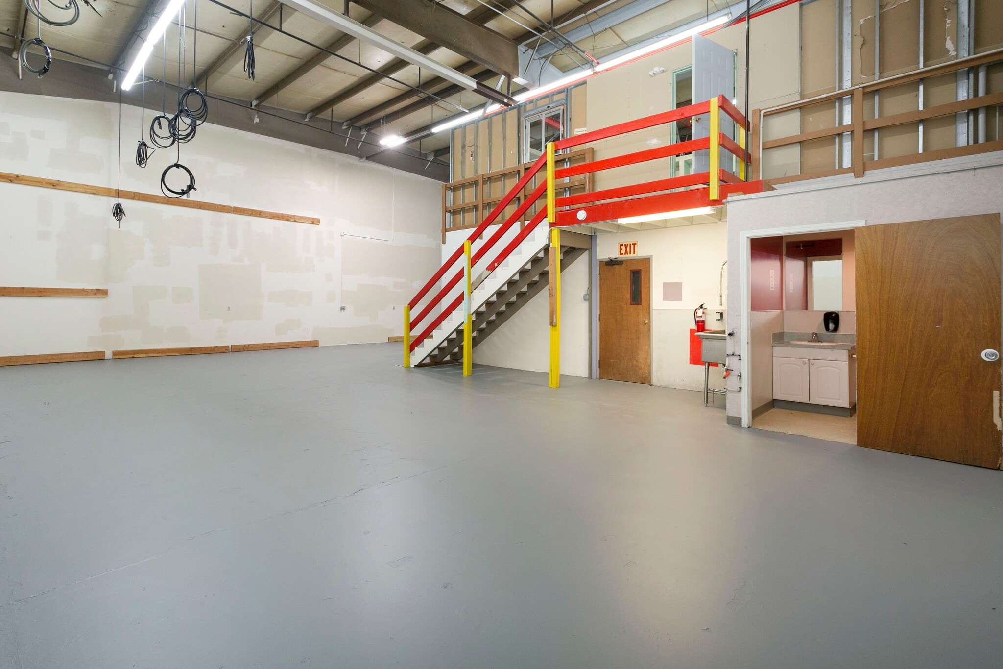 12683-12689 NE Whitaker Way, Portland, OR to rent Interior Photo- Image 1 of 26