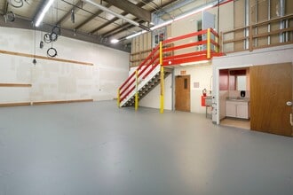 12683-12689 NE Whitaker Way, Portland, OR to rent Interior Photo- Image 1 of 26