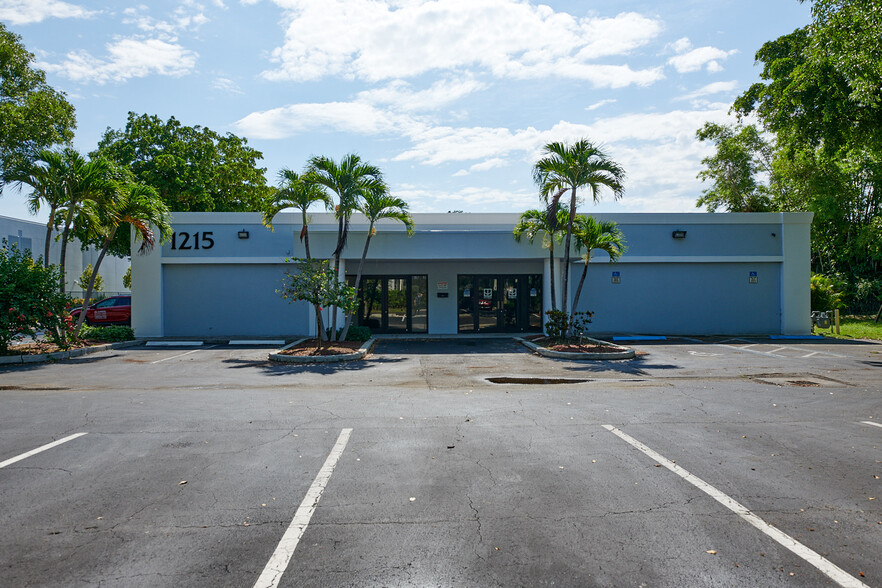 1215 Wallace Dr, Delray Beach, FL for rent - Primary Photo - Image 1 of 10