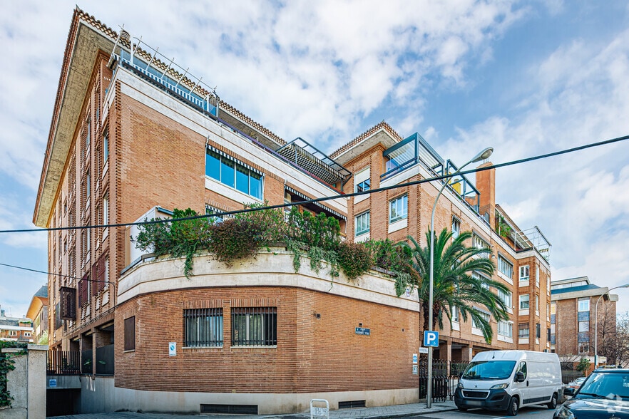 Office in Madrid, Madrid to rent - Building Photo - Image 2 of 2