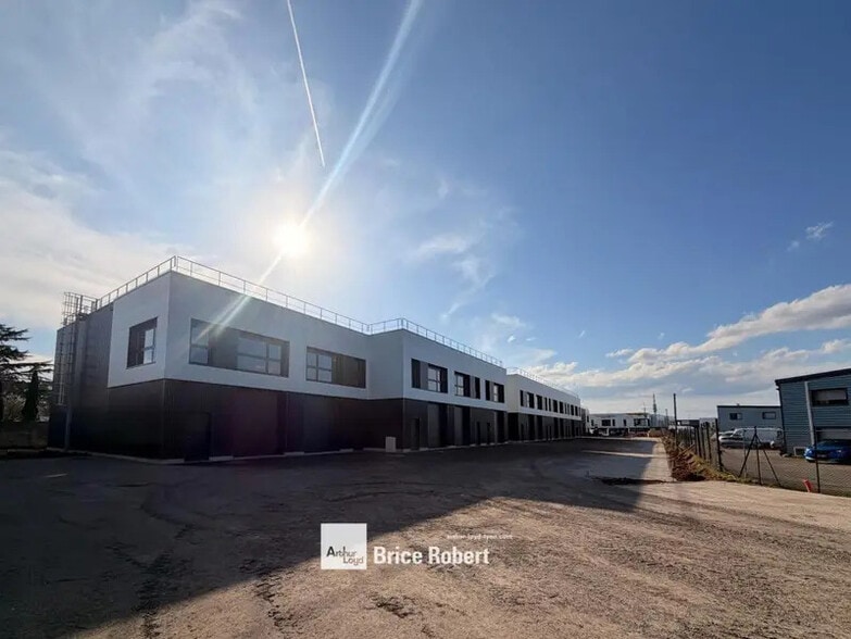 203 Avenue Franklin Roosevelt, Décines-Charpieu to rent - Building Photo - Image 2 of 16