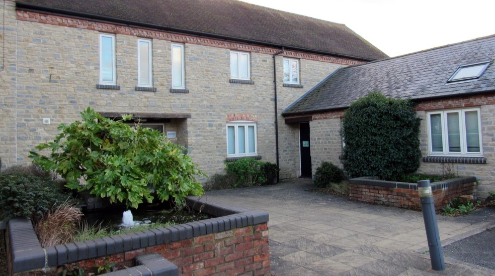 Mercer Manor Barns, Newport Pagnell for rent - Primary Photo - Image 1 of 5