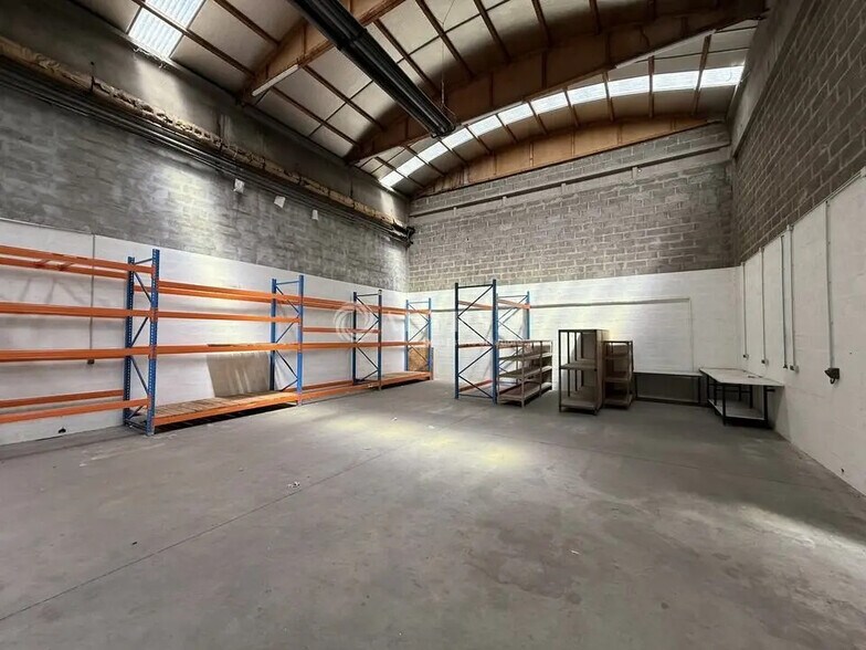 Light Industrial in Chassieu to rent - Interior Photo - Image 2 of 6